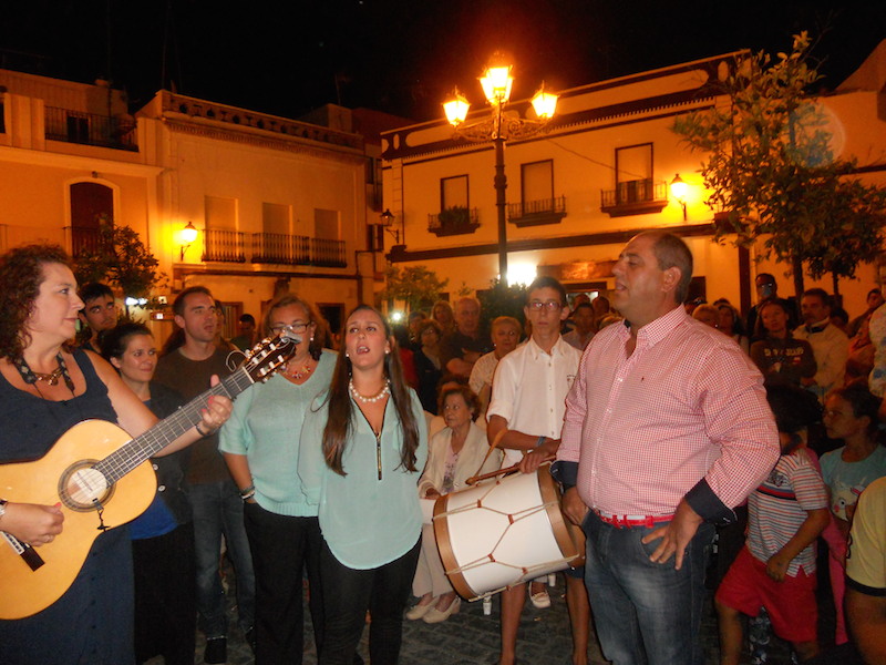 Al toque de guitarra de Mari Toni Contreras, Ana y Mateo cantan unas sevillanas