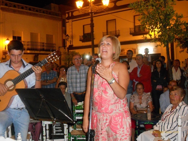 Distintos momentos de la actuación de Sara Cáceres cantando sevillanas