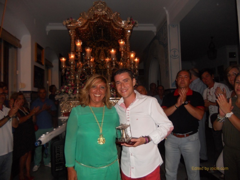 Con la Hermana Mayor, Juana Rodríguez, ante la Carreta del Simpecado