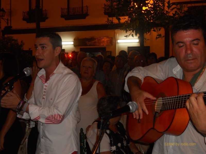 Distintos momentos de los cantes por sevillanas que realizaron Joaquín Pandolfo y sus amigos