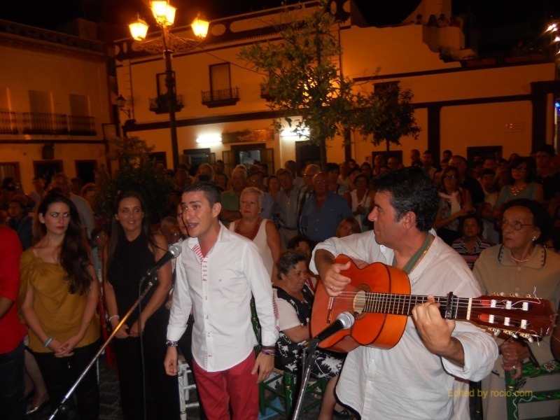 Distintos momentos de los cantes por sevillanas que realizaron Joaquín Pandolfo y sus amigos