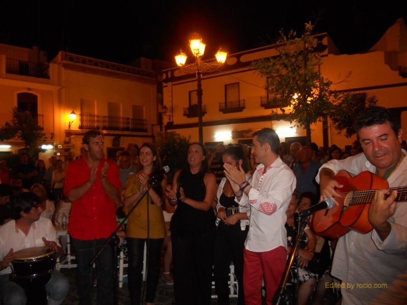 Distintos momentos de los cantes por sevillanas que realizaron Joaquín Pandolfo y sus amigos
