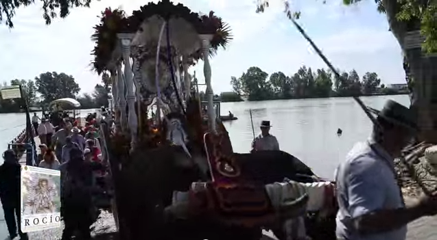 Escena del DVD con la Hermandad de Ronda cruzando el Guadalquivir por Coria