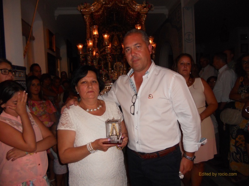 Loli Garrido recibe de manos del Presidente de la Hermandad un recuerdo