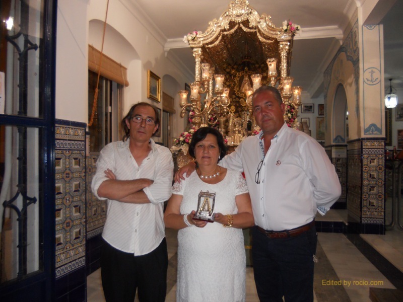 Loli Garrido con el Presidente de la Hermandad, Pedro Jesús Álvarez, y Antonio Rodríguez, -El Pirata-, ante la Carreta del Simpecado
