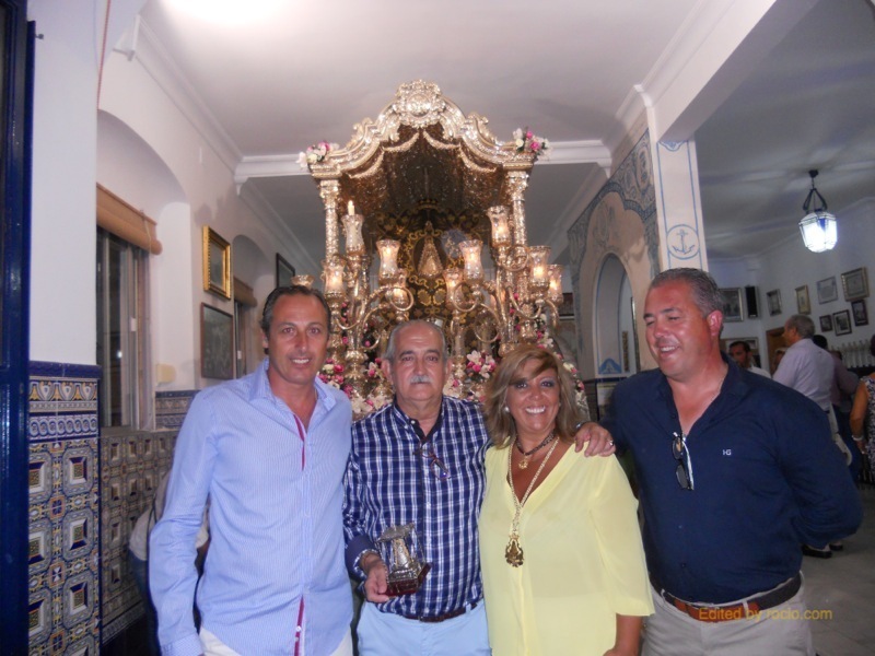 Manolo Correa ante el Simpecado acompañado del Presidente del Consejo de Hermandades, Antonio Peña, la Hermana Mayor, Juana Rodríguez y el Presidente de la Hermandad, Pedro Jesús Álvarez