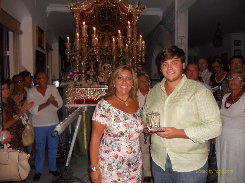 José Manuel Vélez Padilla recoge de manos de la Hermana Mayor un recuerdo de la Hermandad