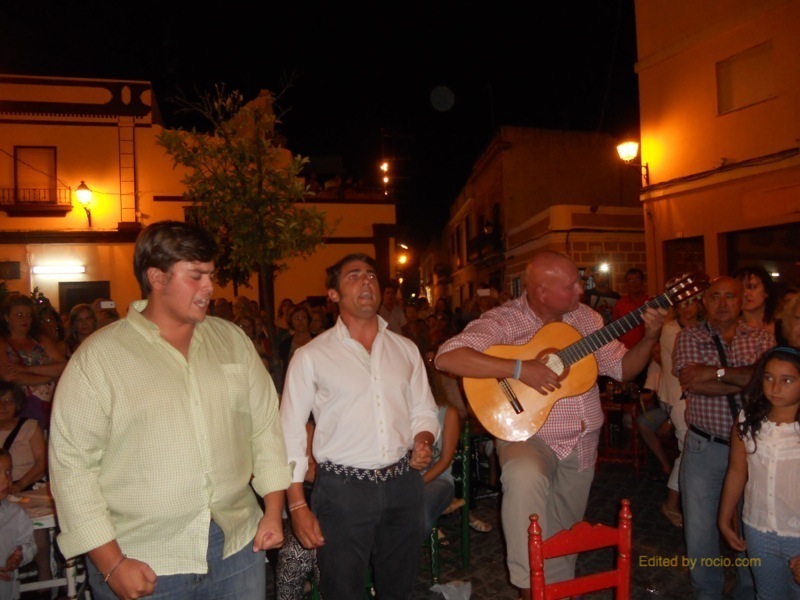 Dos momentos distintos mientras cantan sevillanas al Simpecado