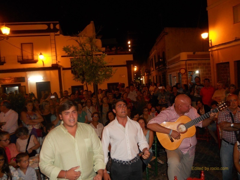 Dos momentos distintos mientras cantan sevillanas al Simpecado