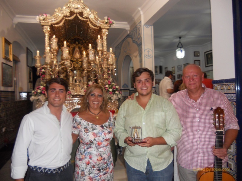 Foto de Familia del Grupo -Calle Moguer- con la Hermana Mayor, Juana Rodríguez, ante la Carreta del Simpecado