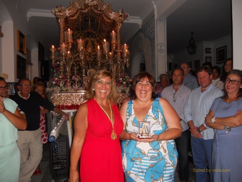Noemí recibe de manos de la Hermana Mayor un regalo de la Hermandad