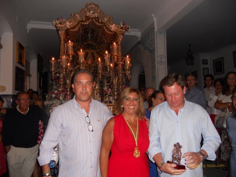 El Presidente de la Hermandad y la Hermana Mayor con el Presidente de la Hermandad de la Virgen del Robledo de Constantina