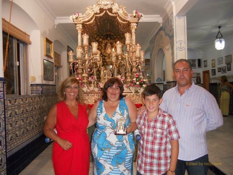 El Presidente de la Hermandad y la Hermana Mayor con Noemí de los Santos y Aimar Barberi ante la Carreta del Simpecado