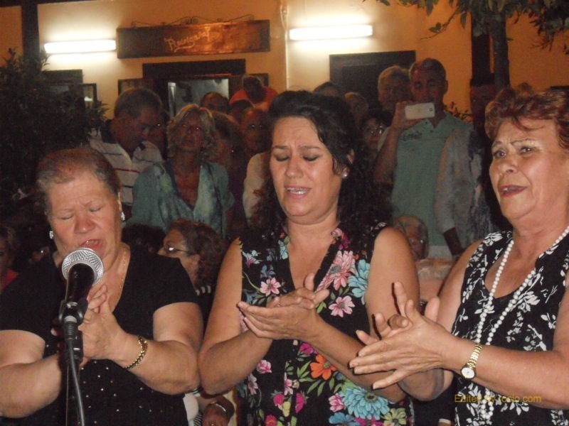 Distintos momentos en los que Sabor Andaluz interpretó las sevillanas y fandangos
