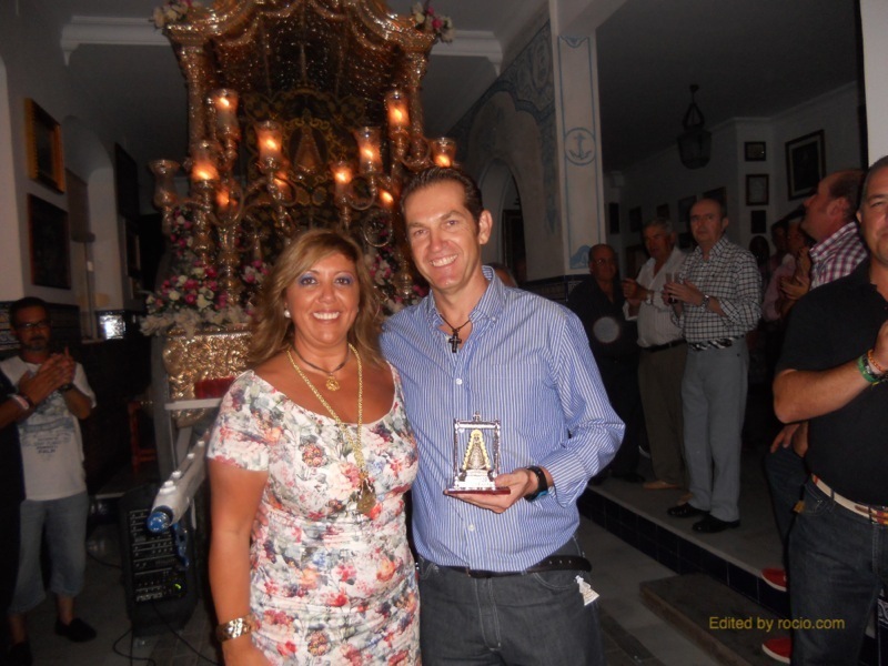 La Hermana Mayor, Juana Rodríguez, entrega un regalo a -Donaire-