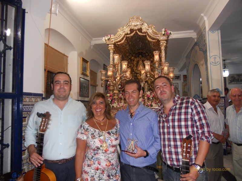Ante la Carreta del Simpecado, el Grupo -Donaire- posa con la Hermana Mayor, Juana Rodríguez