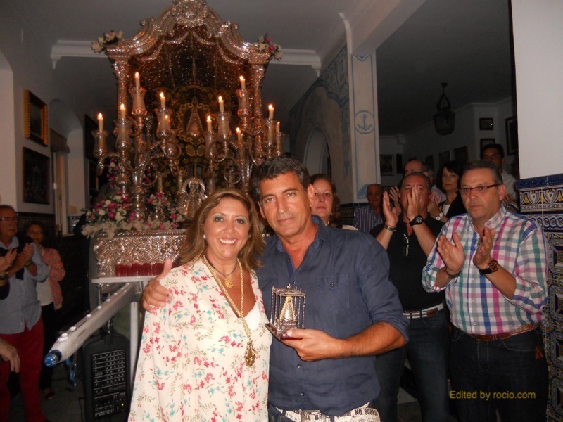 La Hermana Mayor, Juana Rodríguez, entrega a Pepe un recuerdo de la Hermandad