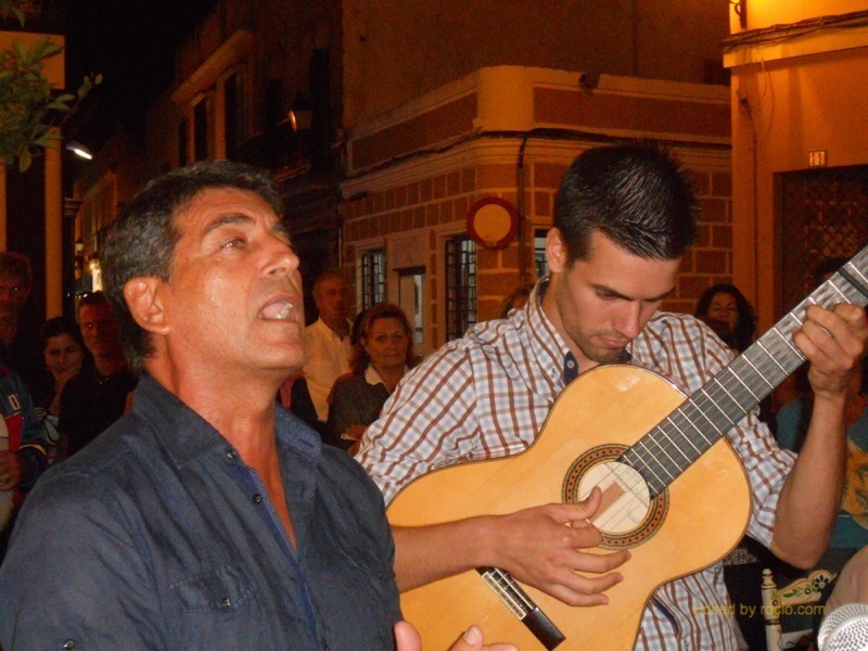 Distintos momentos de la actuación de Pepe de La Punta interpretando sevillanas