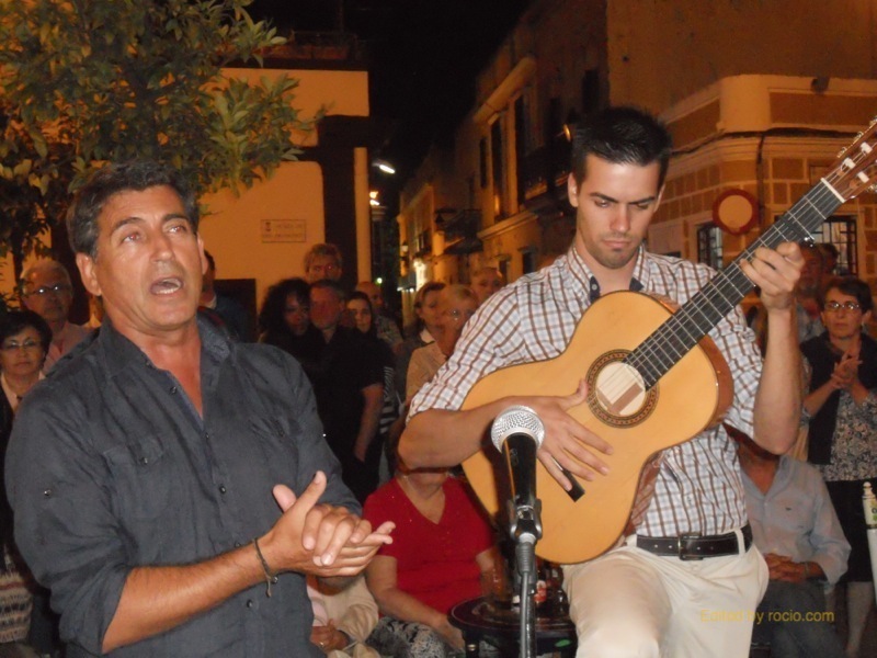 Distintos momentos de la actuación de Pepe de La Punta interpretando sevillanas