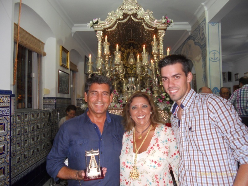 Ante la Carreta del Simpecado, Pepe de La Punta y Jesús Barroso con la Hermana Mayor, Juana Rodríguez