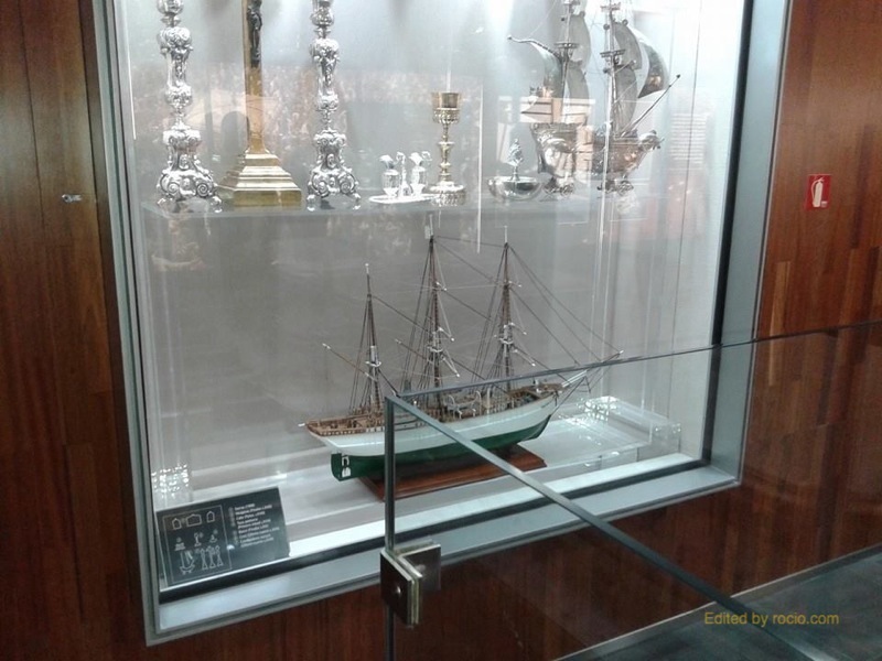 La réplica de la histórica corbeta, Bélgica, obsequio del Duque de Orleans en 1911 a la Virgen dl Rocío, perdida durante 50 años luce esplendorosa en los Tesoros del Rocío.