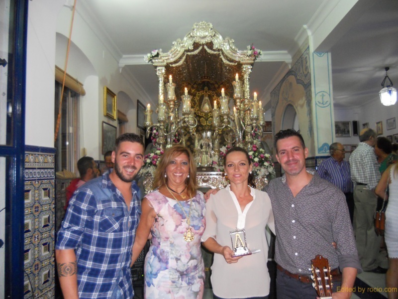 Tradicional foto de familia ante la Carreta que porta el Simpecado de Mariví, Jose Monclova y Pepito con la Hermana Mayor, Juana Rodríguez