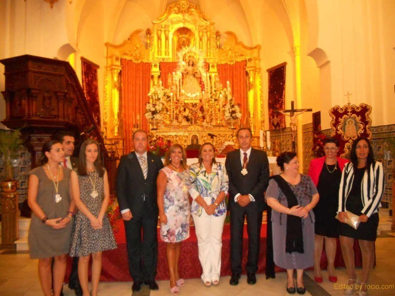 En el ALtar, ante la Virgen del Rosario la Alcaldesa, Mª Luisa Faneca, la Hermana Mayor de la Hermandad del Rocío, Juana Rodríguez, con el Exaltador y el Consejo de Hermandades y Cofradías de Isla Cristina.
