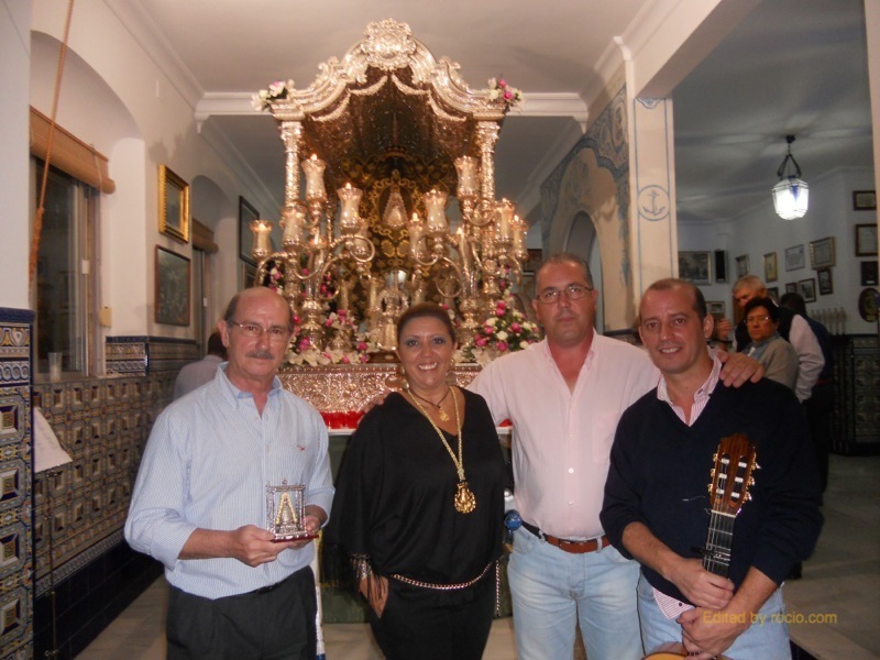Ante la Carreta del Simpecado, el Presidente, Pedro Jesús Álvarez y la Hermana Mayor, Juana Rodríguez con José Luís y Javier Carrasco