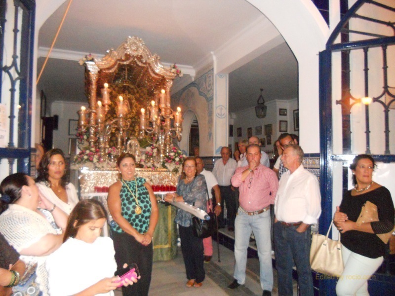 La Hermana Mayor, Juana Rodríguez, entrega un recuerdo a Inés en nombre de la Hermandad