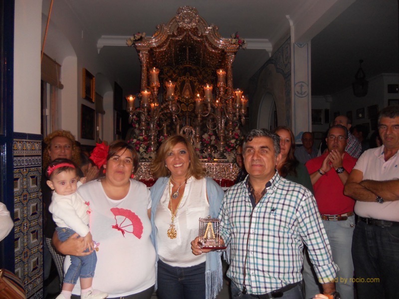 La Directora del Coro, Noemí, junto a la Hermana Mayor y Juan Antonio Orta (guitarra) reciben un recuerdo de la Hermandad