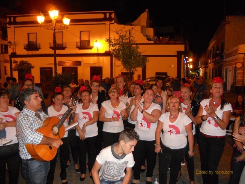 Distintos momentos en los que el Coro del Centro ARATI interpretaron sevillanas y fandangos