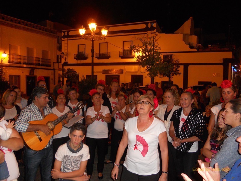 Distintos momentos en los que el Coro del Centro ARATI interpretaron sevillanas y fandangos