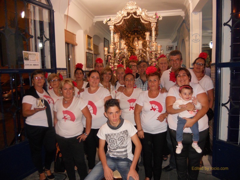 Acompañados por el Presidente del Centro ARATI, José Manuel Raya, y la Hermana Mayor, Juana Rodríguez, el Coro de Centro ARATI ante la Carreta del Simpecado
