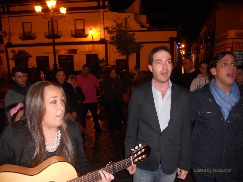 Distintos momentos del grupo cantando al Simpecado