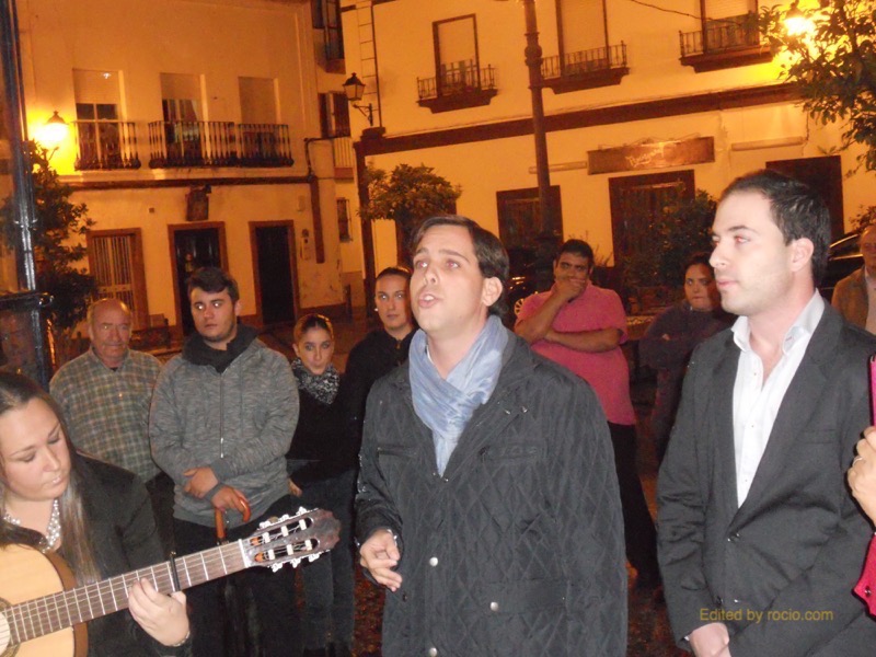 Distintos momentos del grupo cantando al Simpecado