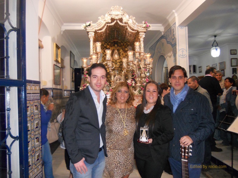 Rocío Galán, Alejandro Aragón y Daniel Ponce con la Hermana Mayor, Juana Rodríguez, ante el Simpecado