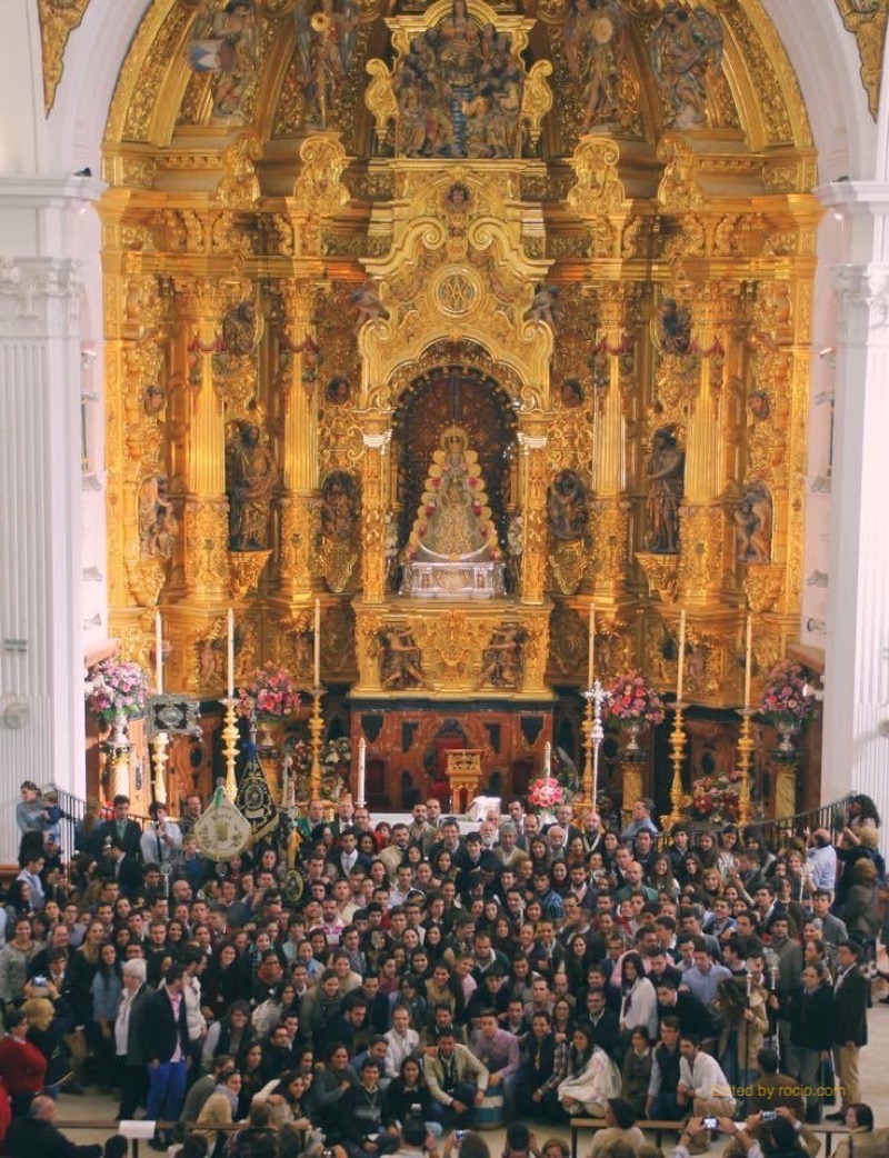 Igualmente con motivo del primer aniversario del Rocío de la Fe, 400 jóvenes de Córdoba y provincia han peregrinado hasta las plantas de la Virgen este fin de semana. Los jóvenes de la Hermandad Matriz también participaron.