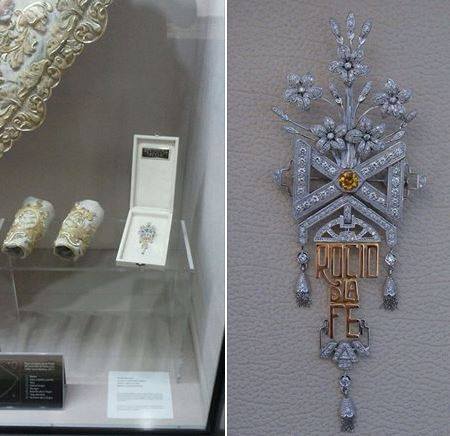 El broche regalado por la Hdad Del Rocío de Córdoba, el pasado domingo, conmemorando el primer aniversario del Rocío de la Fe, se encuentra expuesto en el Museo del Rocío, hasta el momento en que pueda llevarlo la Stsma. Virgen.