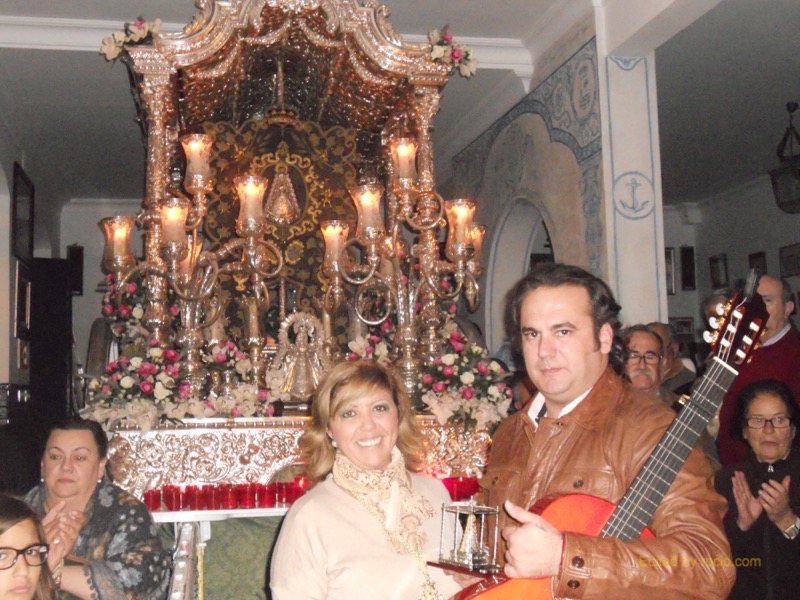 La Hermana Mayor, Juana Rodríguez, entrega a David un recuerdo de la Hermandad