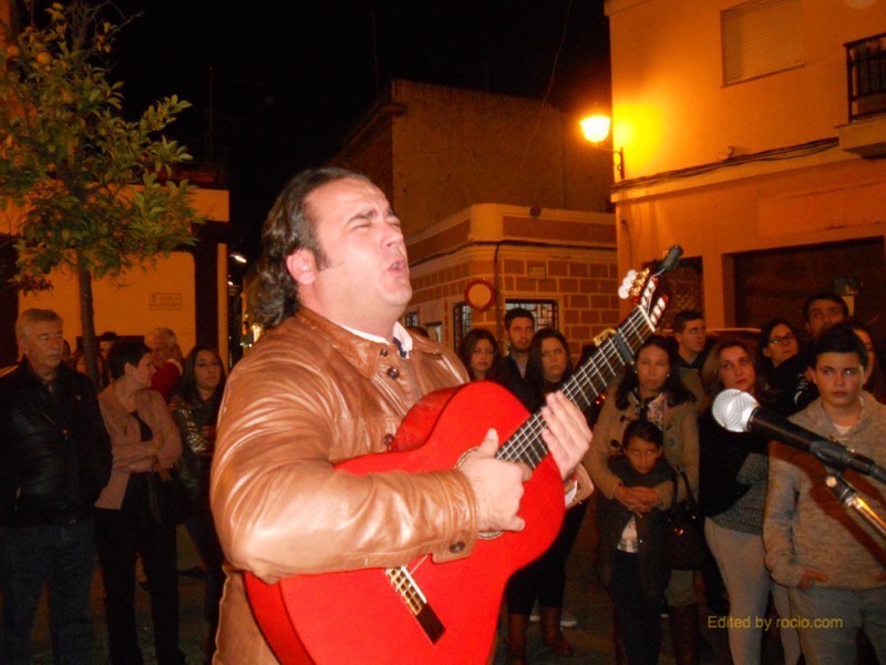 Distintos momentos alrededor de la Casa Hermandad mientras David canta unas sevillanas