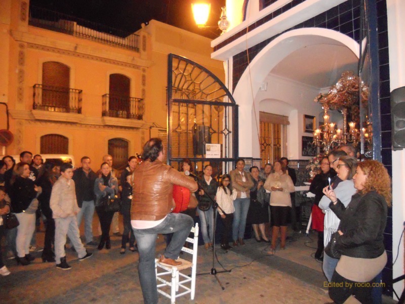 Distintos momentos alrededor de la Casa Hermandad mientras David canta unas sevillanas