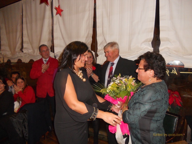 La mujer de Alfonso, Catalina Rodríguez, recibe de su hija Rocío, Tesorera de la Hermandad, un ramo de flores
