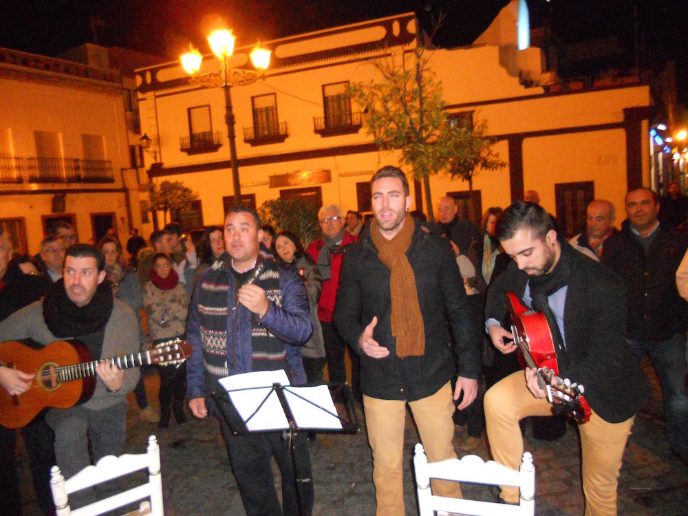 Momento en que "Los que te rezan cantando" interpretan la Salve Momento en que "Los que te rezan cantando" interpretan la Salve