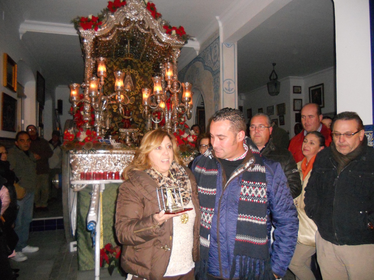 La Hermana Mayor, Juana Rodríguez, entrega un recuerdo a Francisco José Sequera de la Hermandad La Hermana Mayor, Juana Rodríguez, entrega un recuerdo a Francisco José Sequera de la Hermandad