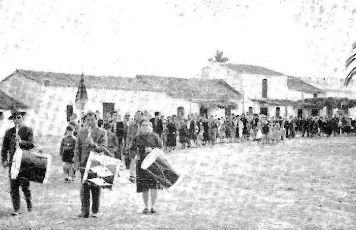 Los peregrinos de Triana en correcta formación se dirigen desde su casa de la Aldea al Santuario para oír la Santa Misa del 1 de noviembre de 1959. Foto C. Milla (Revista Rocío No14) Los peregrinos de Triana en correcta formación se dirigen desde su casa de la Aldea al Santuario para oír la Santa Misa del 1 de noviembre de 1959. Foto C. Milla (Revista Rocío No14)