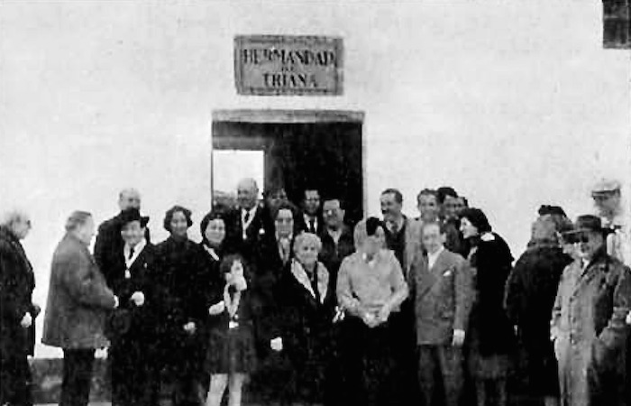 Peregrinos de Triana con SS. AA. RR. Los Príncipes de Braganza y Orleáns en febrero de 1960. Foto Cosme G. Alexandre. Peregrinos de Triana con SS. AA. RR. Los Príncipes de Braganza y Orleáns en febrero de 1960. Foto Cosme G. Alexandre.