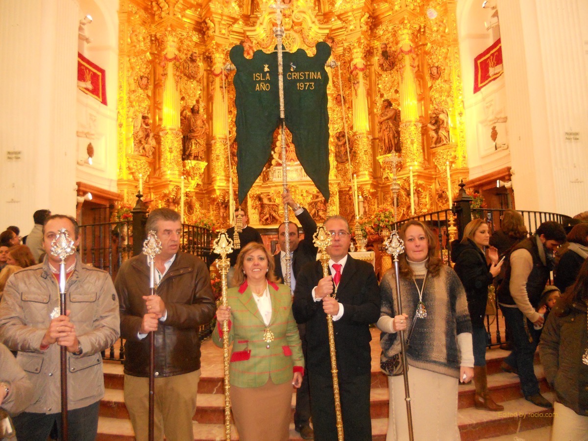 El Presidente del Consejo de Hermandades y Cofradías de Isla Cristina, Antonio Peña, el representante del Ayuntamiento isleño, José Manuel Raya, La Hermana Mayor, Juana Rodríguez, el Presidente de la Hermandad, Pedro Jesús Álvarez y la Secretaria, Matilde Pérez haciendo el recorrido de vuelta mientras el Simpecado, portado por el Vicemayordomo, no deja de mirar a la Virgen del Rocío
