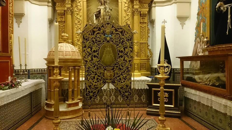El Simpecado de Sanlúcar en la iglesia de la Asunción de Almonte en la víspera de su salida. El Simpecado de Sanlúcar en la iglesia de la Asunción de Almonte en la víspera de su salida.