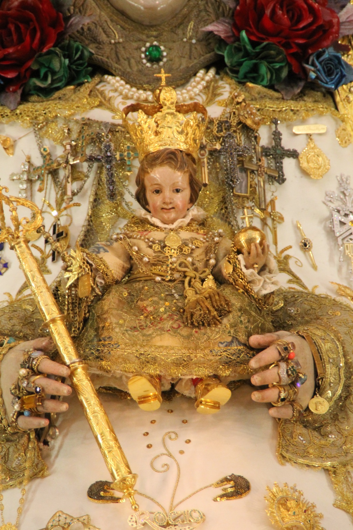 Precioso el nuevo traje que hoy luce el Pastorcito del Rocío, que le regalaron la pasada Navidad, la Asociación de Vecinos del Rocío, y que le ofrecieron los Reyes Magos, cuando fueron a adorarlo.