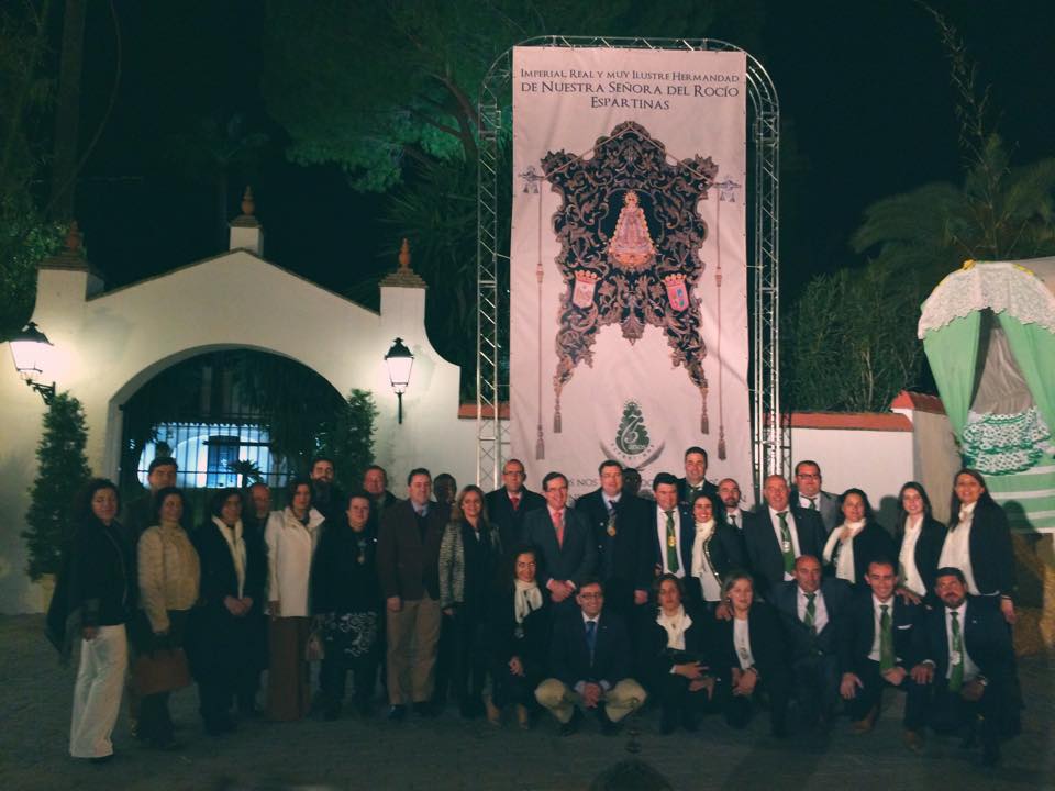Hdad. Matriz - Foto de familia, junto a los hermanos de la Hermandad de Espartinas. Anoche, en la Hacienda El Vizir, donde se celebró la Asamblea Comarcal de los caminos de Sevilla. Hdad. Matriz - Foto de familia, junto a los hermanos de la Hermandad de Espartinas. Anoche, en la Hacienda El Vizir, donde se celebró la Asamblea Comarcal de los caminos de Sevilla.